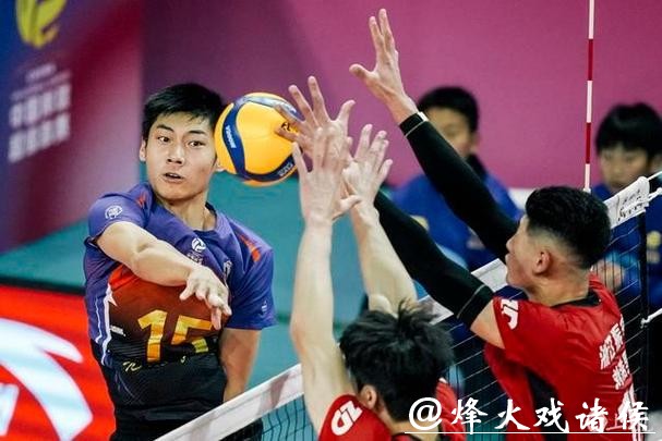 19岁“小孩哥”王泊涵接过金牌教头沈琼15号球衣,中国男排主攻线新星诞生 19岁“小孩哥”王泊涵接过金牌教头沈琼15号球衣,中国男排主攻线新星诞生