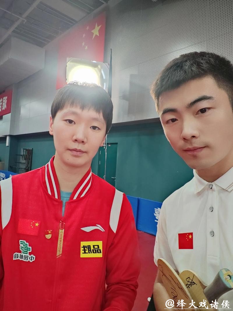 国乒大合影藏玄机:谁是最开心的男队员?旁边王曼昱的眼神亮了! 国乒大合影藏玄机:谁是最开心的男队员?旁边王曼昱的眼神亮了!